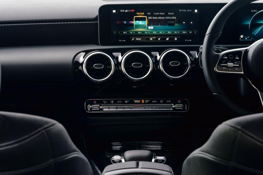 Детали интерьера Mercedes-Benz A200 Sport (W177) 2018 года  (UK) (фото 6 из 40)